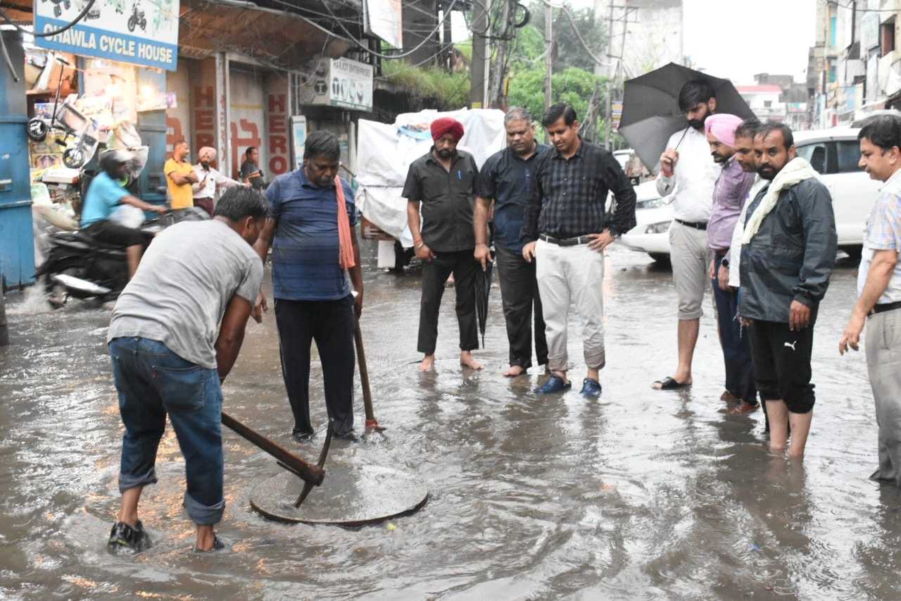 undefined | DC directs Municipal Corporation to ensure prompt disposal of rainwater from the city- True Scoop