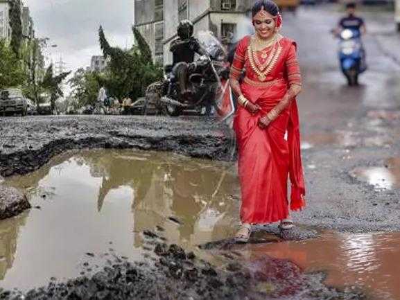 Kerala: Woman's bridal photoshoot on a road full of potholes is a must-watch; Video Viral | Kerala,Kerala-Viral-Video,Bride-Viral-Video- True Scoop