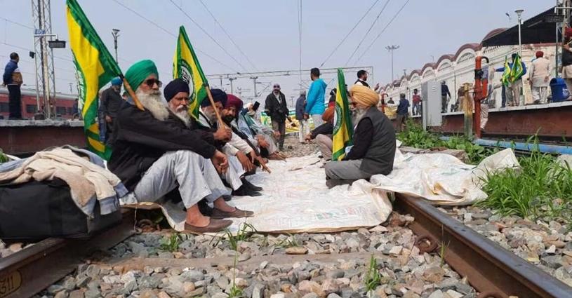 Punjab, Trending, Punjab Farmers Protest, Punjab Farmers Protest Update, Punjab Farmers Protest Railway Track, Jalandhar Railway Track Blocked, Jalandhar Railway Track Punjab Farmers, Shatabdi Express Punjab Farmers protest- True Scoop