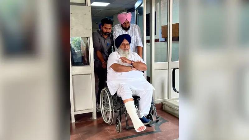 Sukhbir Badal, Sukhbir Badal foot injury, Sri Guru Ramdas Charitable Hospital, Sri Darbar Sahib, Sukhbir Badal visit Sri Darbar Sahib, Sukhbir Badal injured, Sukhbir Badal toe fractured, Punjab News- True Scoop