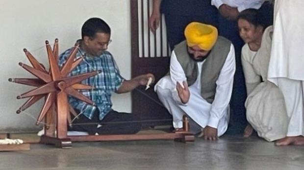 AAP focuses on Gujarat, Arvind Kejriwal Bhagwant Mann Gujarat, , Arvind Kejriwal Bhagwant Mann sabarmati ashram, Arvind Kejriwal Bhagwant Mann spins charkha, Punjab News- True Scoop