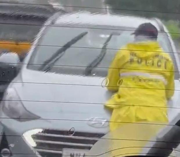 Navi Mumbai, Mumbai Constable drags, Traffic police drags by car, Mumbai traffic stabs, Car Driver stabs cop in Navi Mumbai, Kharghar Constable stabs by Car Driver, Car Driver stabs constable Mumbai, Car Driver bonnet Constable Video, Viral video, Kharghar Car Driver stabs Cop, Constable hit by Stabs Mumbai- True Scoop