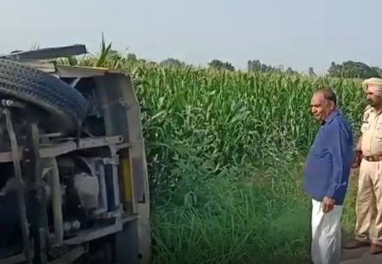 Hoshiarpur,Bus accident,School bus overturned,School bus accident,Punjab News,Punjab News Today,Latest Punjab News,Top Punjab News,Punjab News Live,Punjab News Update- True Scoop