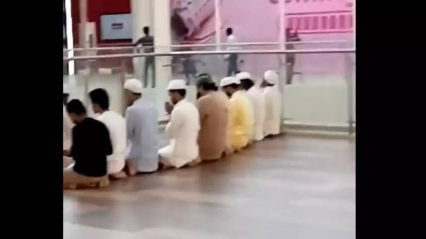 Lulu Mall Lucknow Viral Video, Lulu Mall Lucknow Namaz, Lulu Mall Lucknow, Lulu Mall Lucknow Video Muslims, Muslims Prayer inside Mall, Mall Video Muslims Prayer, UP Lulu Mall Video, CM Yogi Adityanath Lulu Mall, lulu Mall Lucknow Mosque Prayer- True Scoop