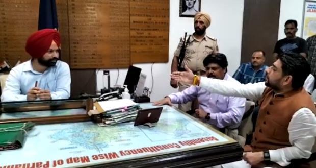 MLA Sheetal Angural, Sheetal Angural, Jalandhar DC office, DC Jaspreet Singh, Punjab News, Punjab News Today, Latest Punjab News, Top Punjab News, Punjab News Live, Punjab News Update- True Scoop