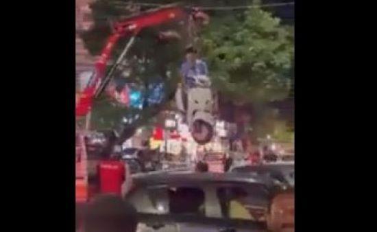 Viral Video, Nagpur traffic police,  Maharashtra, Napur viral video, Traffic police hang man, Traffic rules- True Scoop