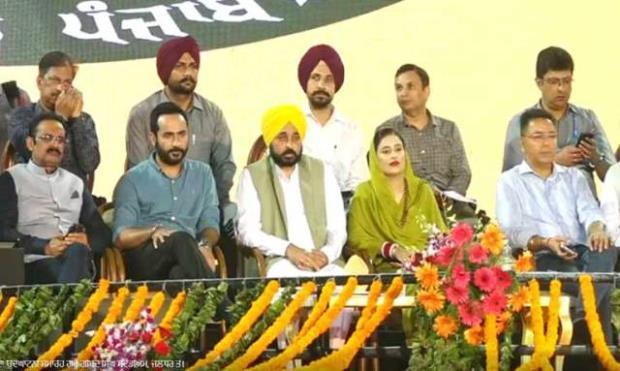 Khedan Watan Punjab Diyan, CM Mann, CM Mann with wife, Jalandhar, Jalandhars Guru Gobind Singh Stadium, Punjab News, Punjab News Today, Latest Punjab News, Top Punjab News, Punjab News Live, Punjab News Update- True Scoop