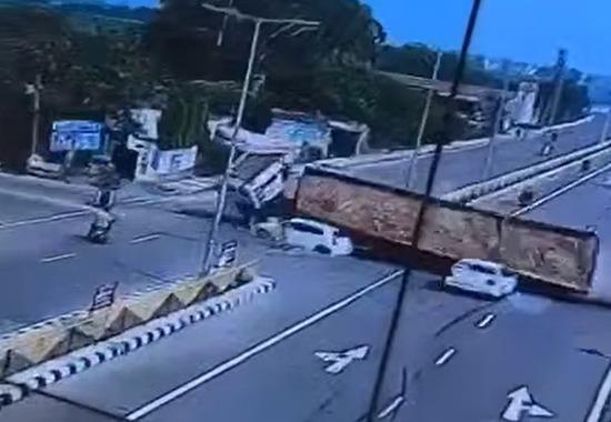 Viral Video, Accident Viral Video, Phagwara Chandigarh Highway Accident, Accident at Highway,  Punjab News, Punjab News Today, Latest Punjab News, Top Punjab News, Punjab News Live, Punjab News Update- True Scoop