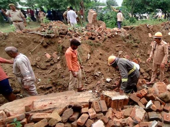 Noida, Noida Viral Video, Noida Wall collapses, Wall collapse in Noida, India News, India News Today, India News Live, India Live Updates- True Scoop