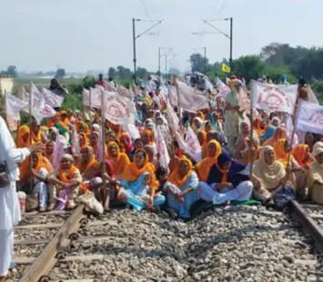 Farmers Protest, Farmers Protest Punjab, Amritsar Farmers Protest, Railway tracks blocked, Farmers block railway track, trains disrupted for 3 hrs, Punjab News, Punjab News Today, Latest Punjab News, Top Punjab News, Punjab News Live, Punjab News Update- True Scoop