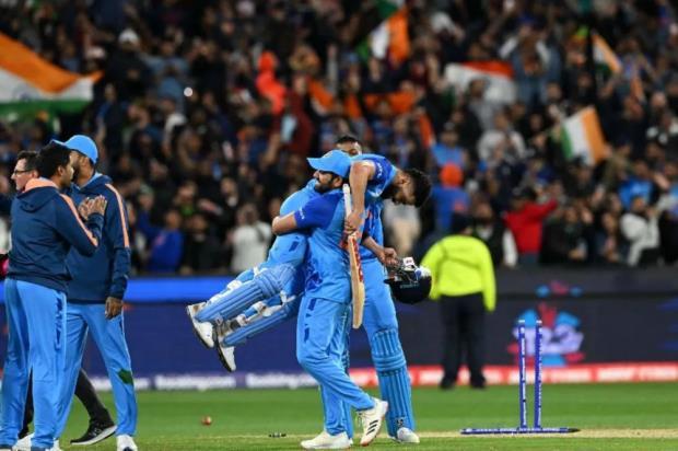 International Sports News, Sports News Live, Latest Sports News, Latest Sports Updates, Live Scores, Rohit Sharma Lifting Virat Kohli, Rohit Sharma, Virat Kohli, Video of Rohit Sharma Lifting Virat Kohli, India vs Pakistan T20 WC 2022 Match- True Scoop