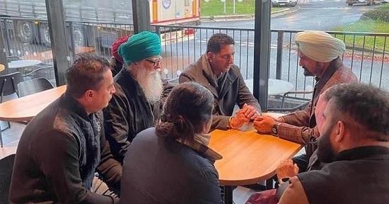 Sidhu Moosewala, Sidhu Moosewala parents, Justice for Sidhu Moosewala, Khalsa Aid, Moosewala parents with Ravi Khalsa, Punjab News, Punjab News Today, Latest Punjab News, Top Punjab News, Punjab News Live, Punjab News Update- True Scoop