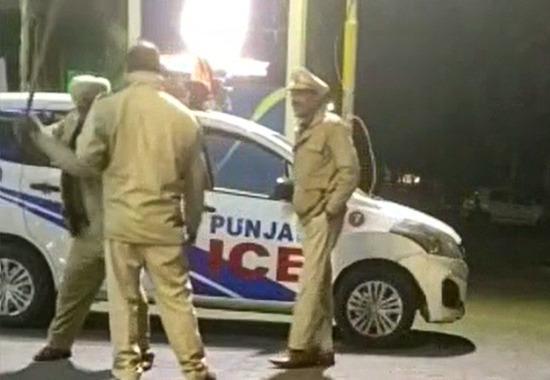 Policemen fight in Jalandhar, Guru Nanak Mission Chowk, ASI Tarlochan Singh, petrol pump guru Nanak mission, Jalandhar News, Police News, Top News- True Scoop