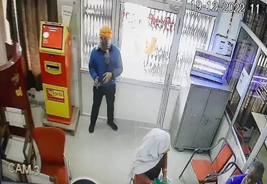 Amritsar robbery, Amritsar robbery of 18 lakhs, Punjab National Bank robbery, Bank robbery amritsar, CCTV amritsar bank robbery, Punjab News, Punjab News Today, Latest Punjab News, Top Punjab News, Punjab News Live, Punjab News Update- True Scoop