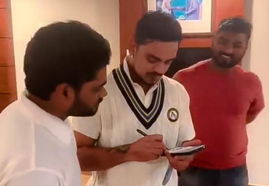 Ishan Kishan, Ishan Kishan Autograph, Ishan Kishan Autograph Video, Ishan Kishan MS Dhoni Autograph Video, MS Dhoni sign Ishan Kishan, International Sports News, Sports News Live, Latest Sports News, Latest Sports Updates, Live Scores,Sports news, latest Cricket news, Players news, Tournaments- True Scoop