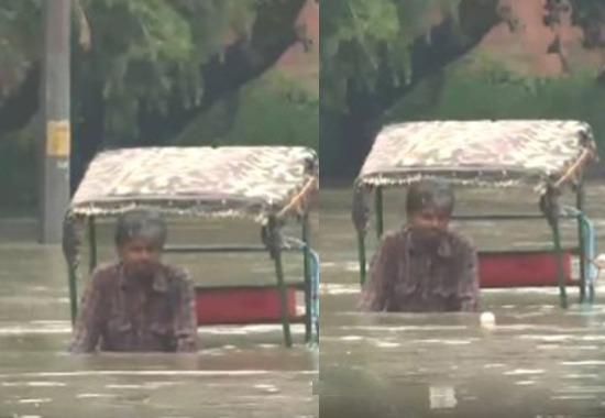 Delhi Flood, Delhi Flood Rickshaw Puller, Rickshaw Puller Delhi Flood Video, Rickshaw Puller Red Fort, Red Fort Flood Video, India News, India News Today, India News Live, India Live Updates- True Scoop